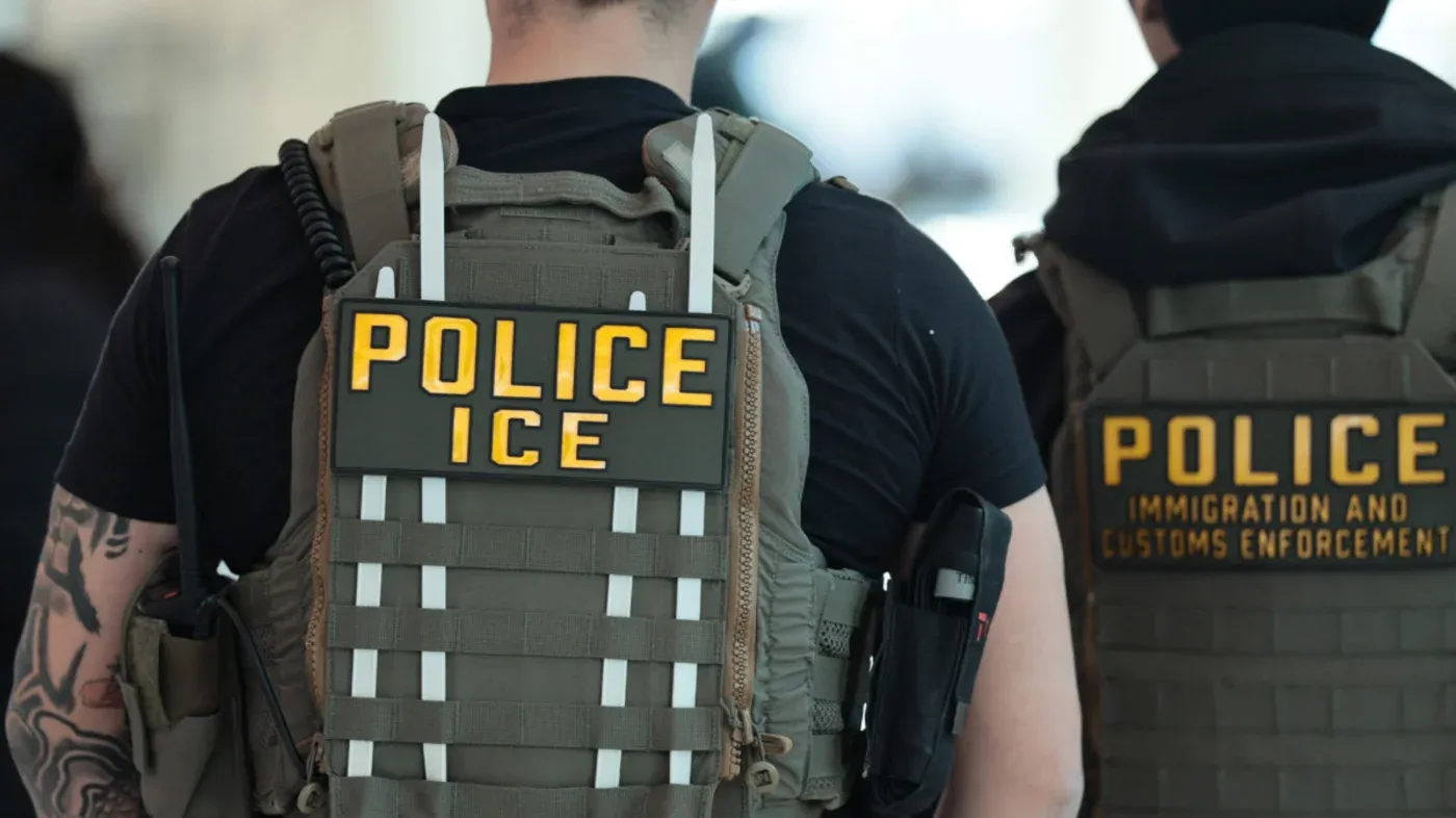 عناصر من وكالة الهجرة والجمارك الأمريكية (ICE) يرتدون سترات تحمل عبارة "شرطة ICE"، في سياق الاعتقالات الجماعية للمواطنين الإيرانيين.