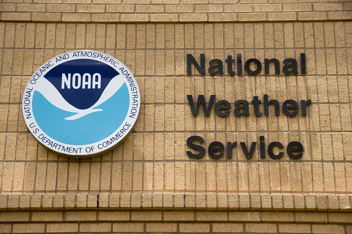 شعار إدارة المحيطات والغلاف الجوي الوطنية (NOAA) مع اسم "خدمة الأرصاد الجوية الوطنية" على جدار مبنى، في سياق تسريحات الموظفين.