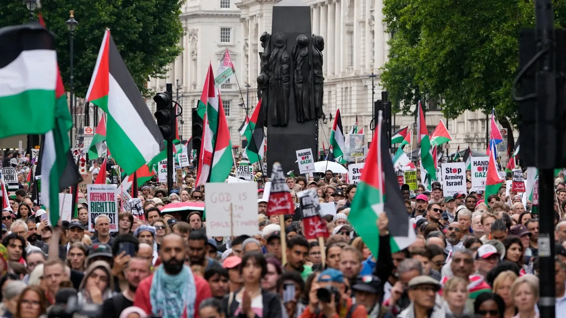مظاهرة حاشدة في لندن ضد حظر منظمة العمل الفلسطيني، حيث يرفع المتظاهرون الأعلام الفلسطينية ولافتات تعبر عن دعمهم للقضية الفلسطينية.