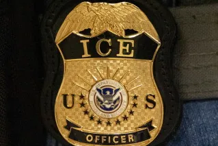 شارة ضابط وكالة الهجرة والجمارك الأمريكية ICE مع تفاصيل القضية القانونية المتعلقة بضابط Christian Castro في مينيسوتا.