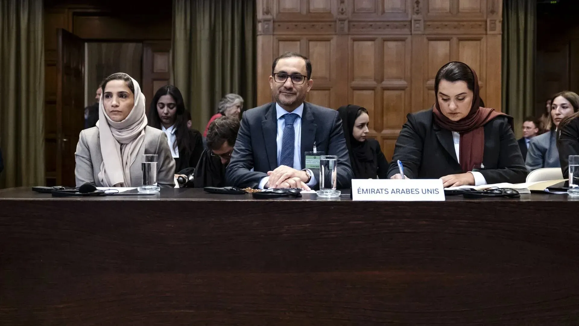 مجموعة من المندوبين الإماراتيين في محكمة العدل الدولية، حيث يناقشون قضية الإبادة الجماعية المرفوعة ضدهم من السودان.