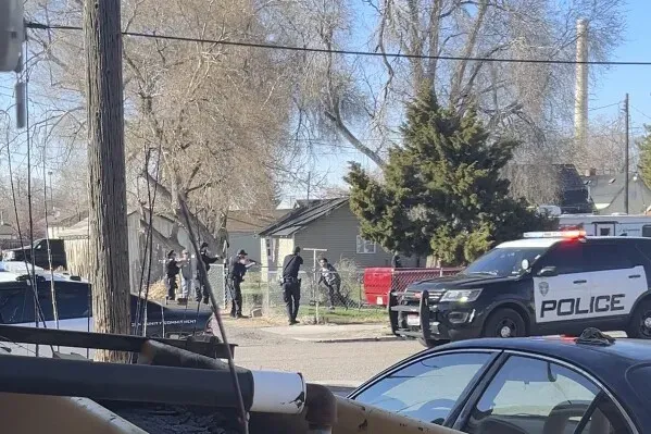 تظهر الصورة مجموعة من ضباط الشرطة في ولاية أيداهو أثناء استجابتهم لحادث، حيث يواجهون مراهقًا يحمل سكينًا.