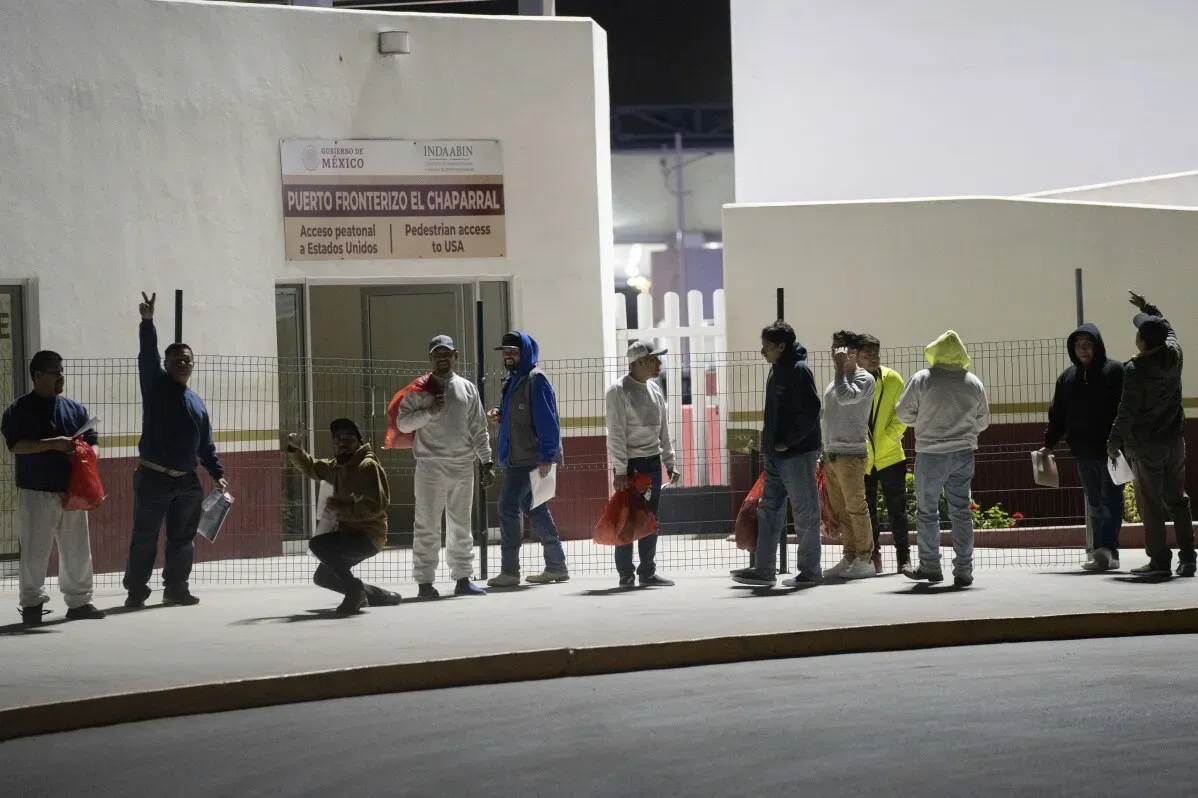 مجموعة من المهاجرين ينتظرون عند حدود تشابارال في المكسيك، استعدادًا لعبور الحدود إلى الولايات المتحدة وسط تكثيف عمليات الترحيل.