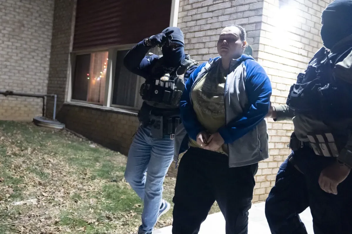اعتقال مهاجر غير قانوني في سيلفر سبرنج، ماريلاند، أثناء تنفيذ عمليات إدارة إنفاذ قوانين الهجرة والجمارك المستهدفة.