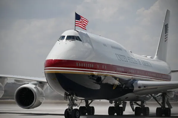 طائرة Air Force One القديمة ذات اللون الأزرق الفاتح التي عاد بها ترامب إلى الولايات المتحدة وسط تساؤلات أمنية حول الطائرة الجديدة.