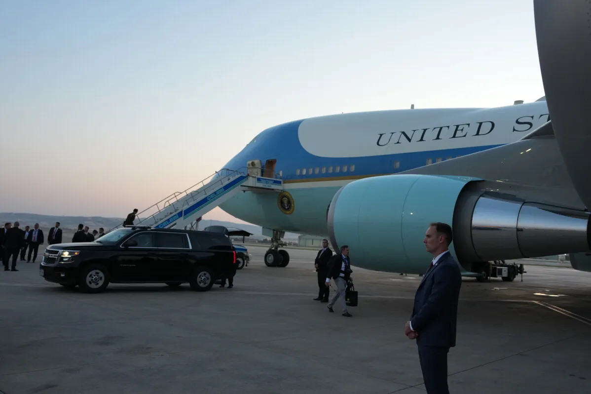 طائرة Air Force One القديمة باللون الأزرق الفاتح للرئيس الأمريكي دونالد ترامب على مدرج مطار مع حراسة أمنية في تركيا خلال قمة NATO.