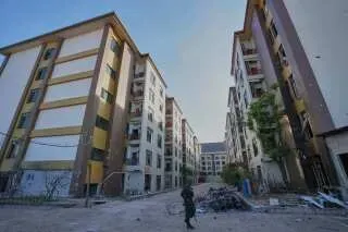 مباني فارغة في كمبوديا تُظهر آثار عمليات الاحتيال، حيث يواجه الضحايا أزمة إنسانية بعد مغادرتهم المجمعات.