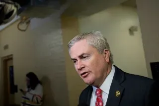 النائب جيمس كومر يتحدث في ممر الكونغرس، حيث يطلب سجلات مالية تتعلق بشركات زوج النائبة إلهان عمر.