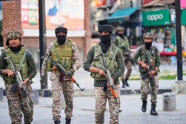 جنود مسلحون يرتدون زيًا عسكريًا في شوارع كشمير، وسط توترات متصاعدة بين الهند وباكستان حول النزاع الإقليمي.