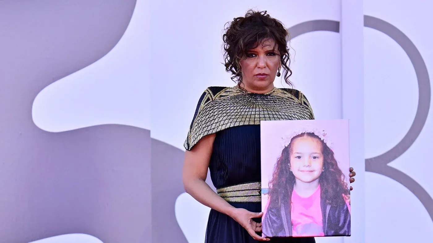 مخرجة الفيلم صوت هند رجب، كوثر بن هنية، تحمل صورة الطفلة الفلسطينية هند رجب، التي قُتلت في غزة، خلال مهرجان سينمائي.