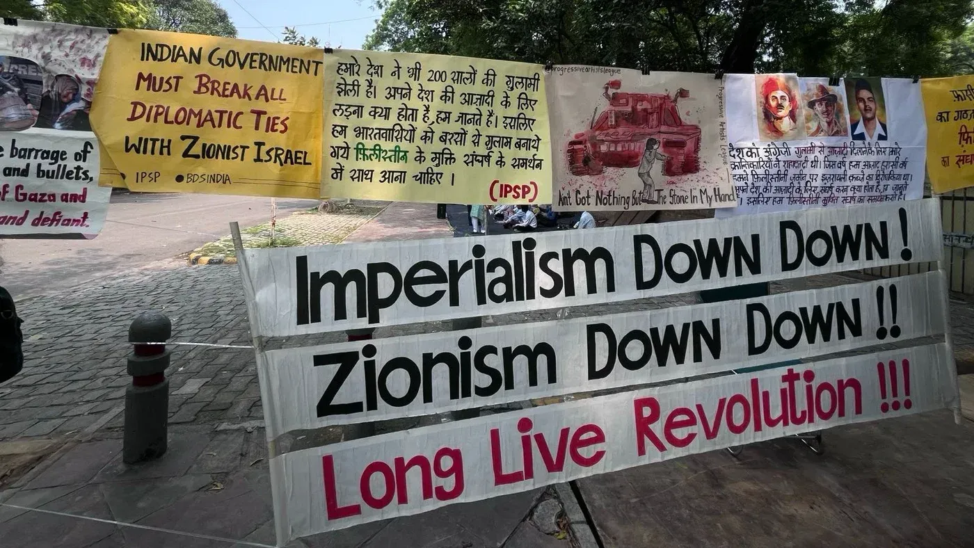 لافتات ضخمة تحمل شعارات مناهضة للصهيونية والإمبريالية خلال احتجاجات في الهند، تعبيرًا عن التضامن مع الفلسطينيين.