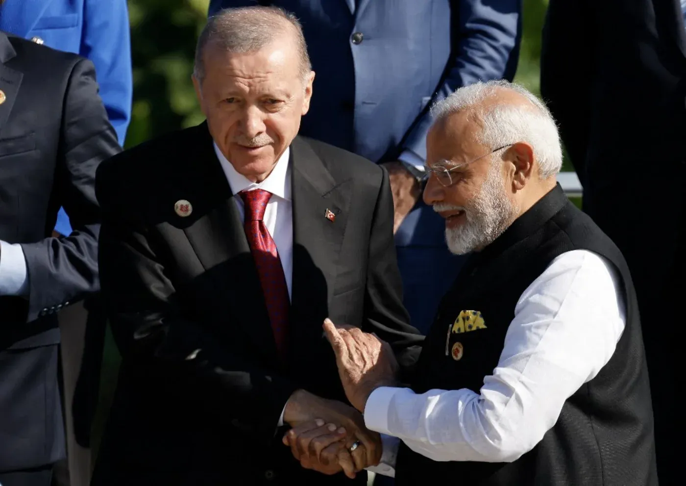 لقاء بين الرئيس التركي رجب طيب أردوغان ورئيس الوزراء الهندي ناريندرا مودي، يعكس جهود تعزيز العلاقات التركية-الهندية.