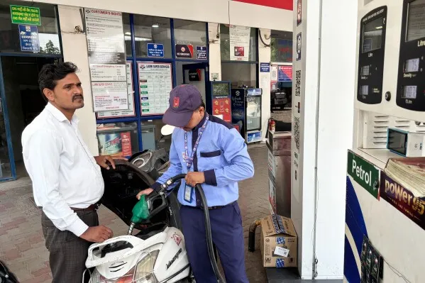 زيادة أسعار الوقود في الهند، حيث يقوم عامل بتعبئة دراجة نارية بالبنزين في محطة وقود، وسط ارتفاع تكاليف الطاقة.