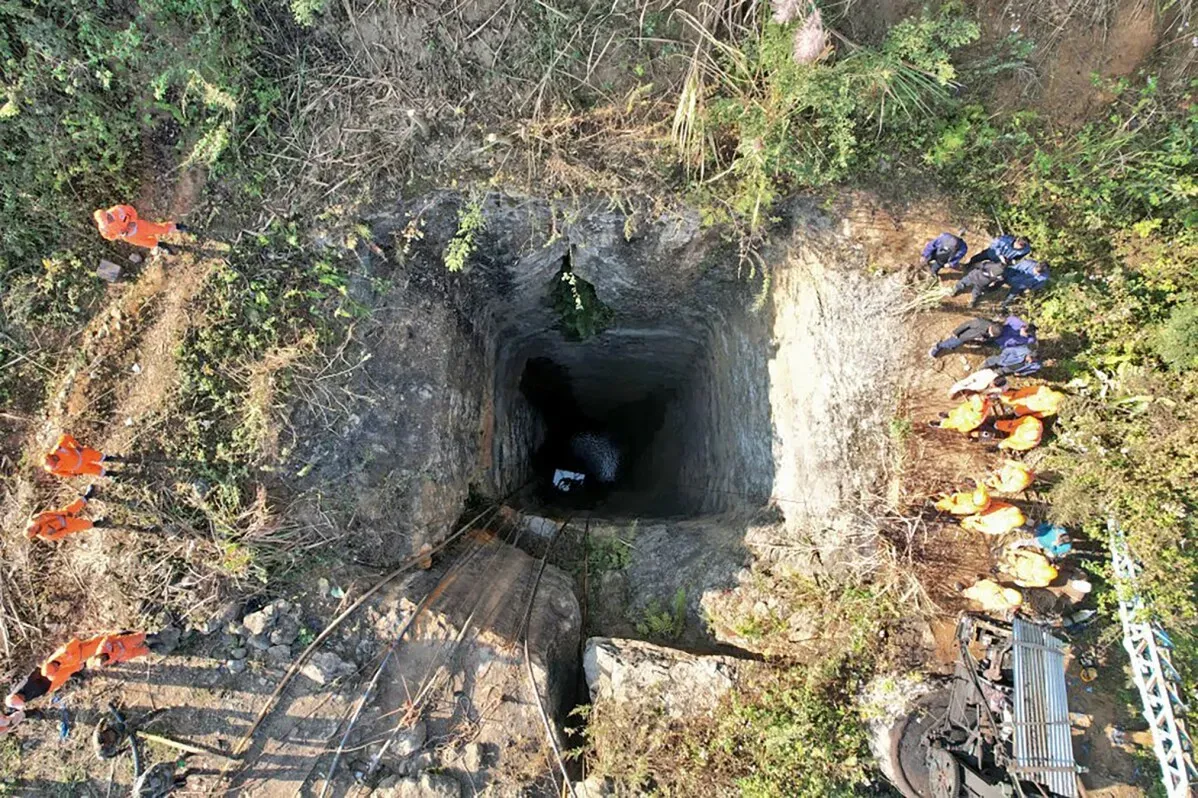 غواصو الجيش الهندي يتواجدون حول منجم فحم غمرته المياه في ولاية آسام، حيث تم انتشال جثة واحدة من عمال المناجم المحاصرين.