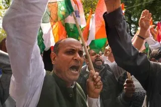 محتجون في الهند يرفعون الأعلام الوطنية خلال إضراب ضد اتفاق تجاري مع الولايات المتحدة، يعبرون عن قلقهم بشأن تأثيره على المزارعين والعمال.