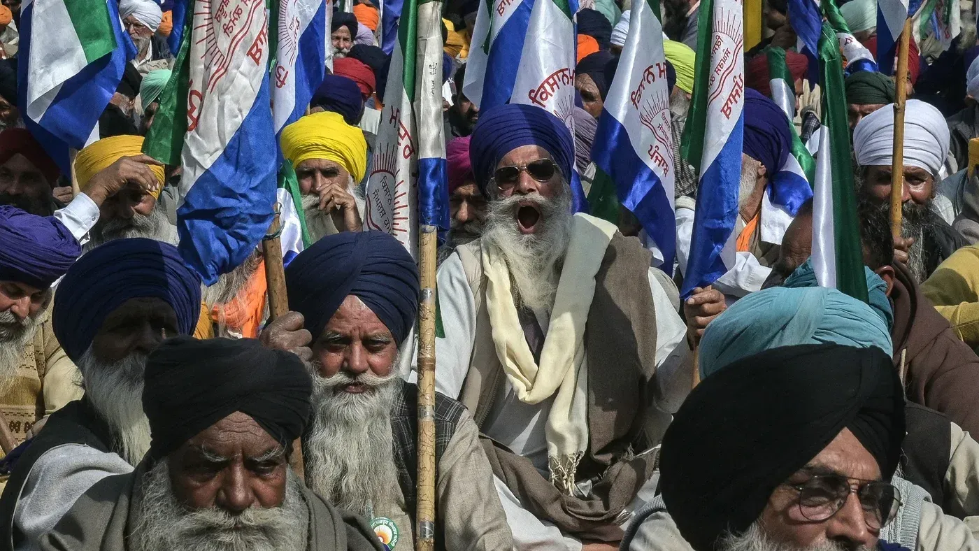 مزارعون في البنجاب يحملون أعلامًا خلال مظاهرة تضامنية مع إيران، تعبيرًا عن رفضهم للحرب الأمريكية الإسرائيلية وتأثيرها على الزراعة.