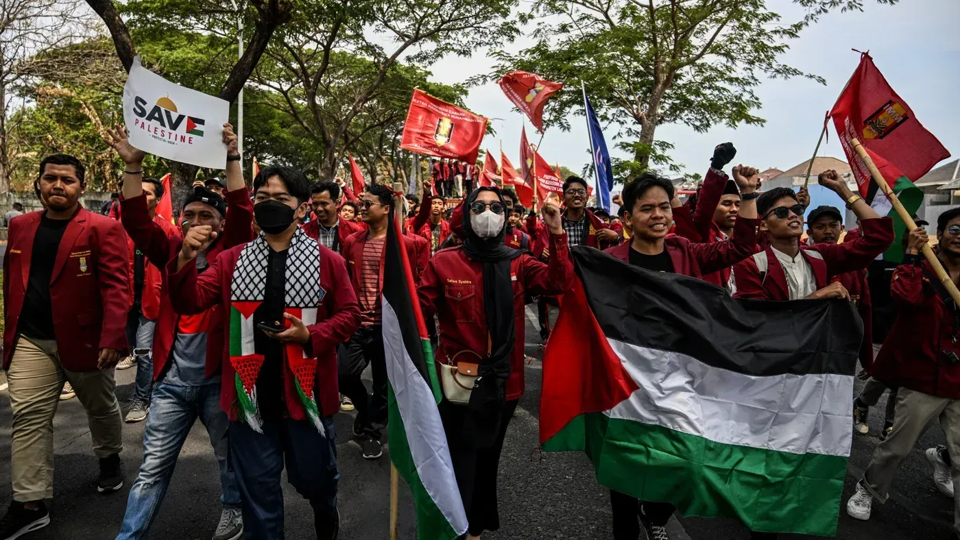 محتجون إندونيسيون يرفعون الأعلام الفلسطينية ولافتات تطالب بالعدالة في جاكرتا، معبرين عن دعمهم للقضية الفلسطينية.