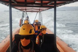فرق إنقاذ إندونيسية تبحر في قارب سريع بحثاً عن مصورين صحفيين مفقودين قرب بركان Anak Krakatau النشط في بحر جاوة.