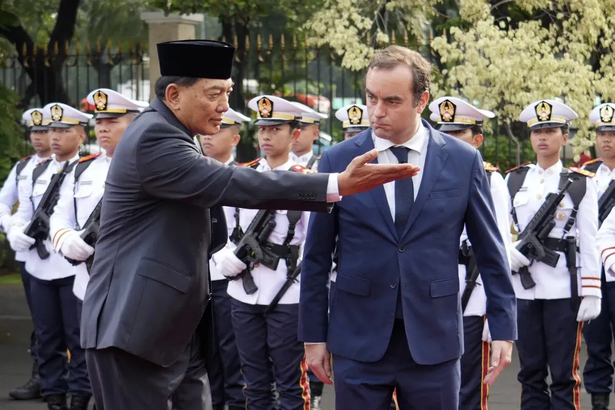 وزيري دفاع إندونيسيا وفرنسا يتبادلان الحديث خلال اجتماع رسمي، مع وجود حرس الشرف في الخلفية.