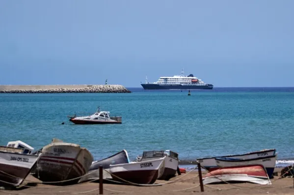 سفينة سياحية MV Hondius تنتظر المساعدة قبالة سواحل الرأس الأخضر، حيث حُبس الركاب بسبب تفشي فيروس الهانتا.