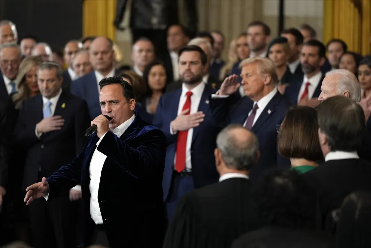 دونالد ترامب يؤدي اليمين الدستورية في قاعة الكابيتول، محاطًا بمسؤولين ومؤيدين خلال لحظة تاريخية تعكس التوترات السياسية.