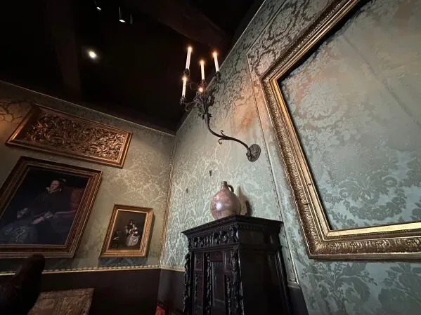 إطارات فارغة معلقة على جدران متحف Isabella Stewart Gardner، تشير إلى الأعمال الفنية المسروقة منذ عام 1990، وسط تفاصيل زخرفية غنية.