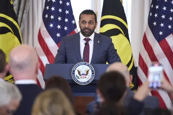 مدير مكتب التحقيقات الفيدرالي كاش باتل يتحدث في مؤتمر صحفي، مع أعلام الولايات المتحدة خلفه، خلال جلسات استماع حول التهديدات الأمنية.
