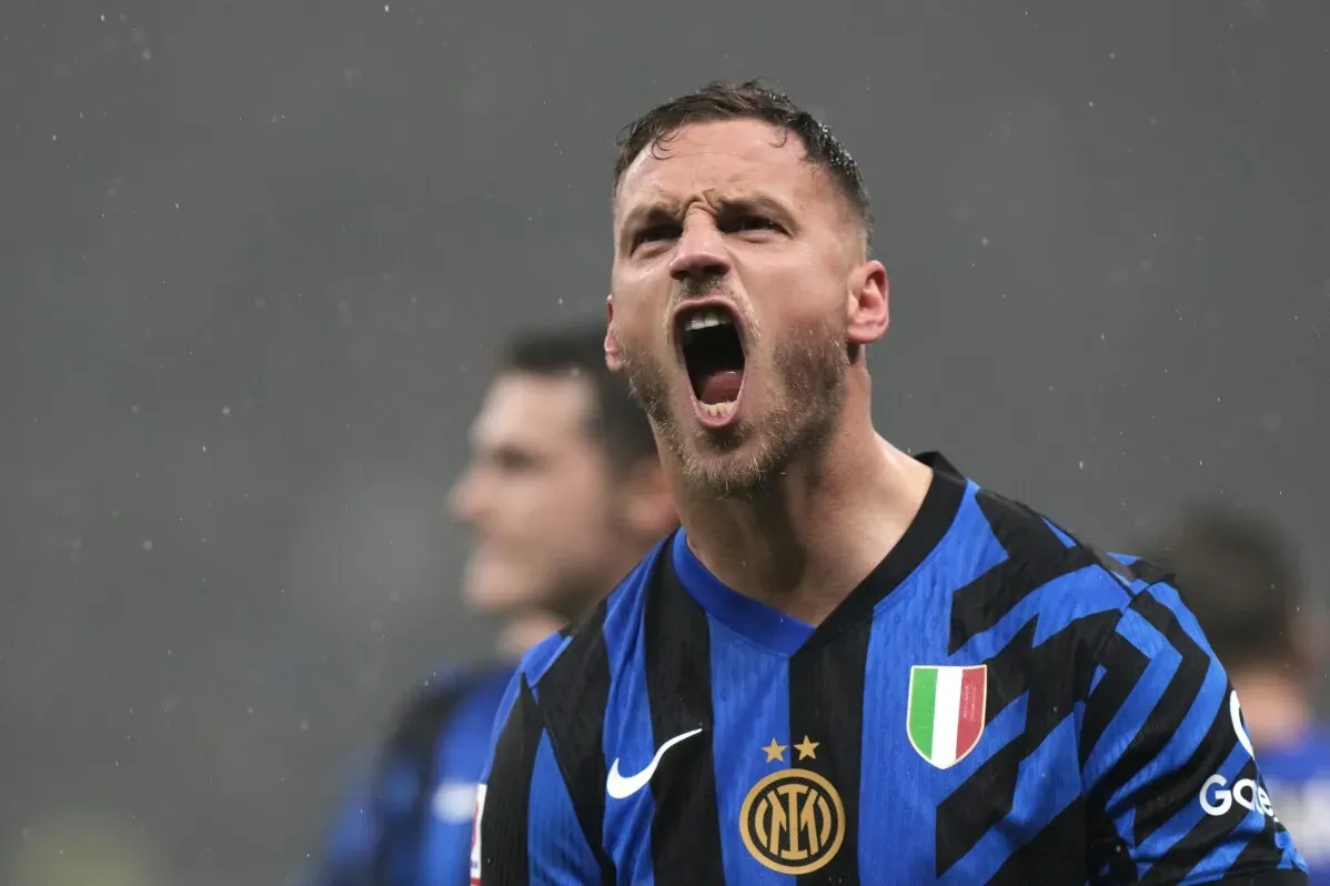 لاعب إنتر ميلان مارك أرناوتوفيتش يحتفل بعد تسجيله هدفًا في مباراة كأس إيطاليا، مع زملائه في الخلفية.