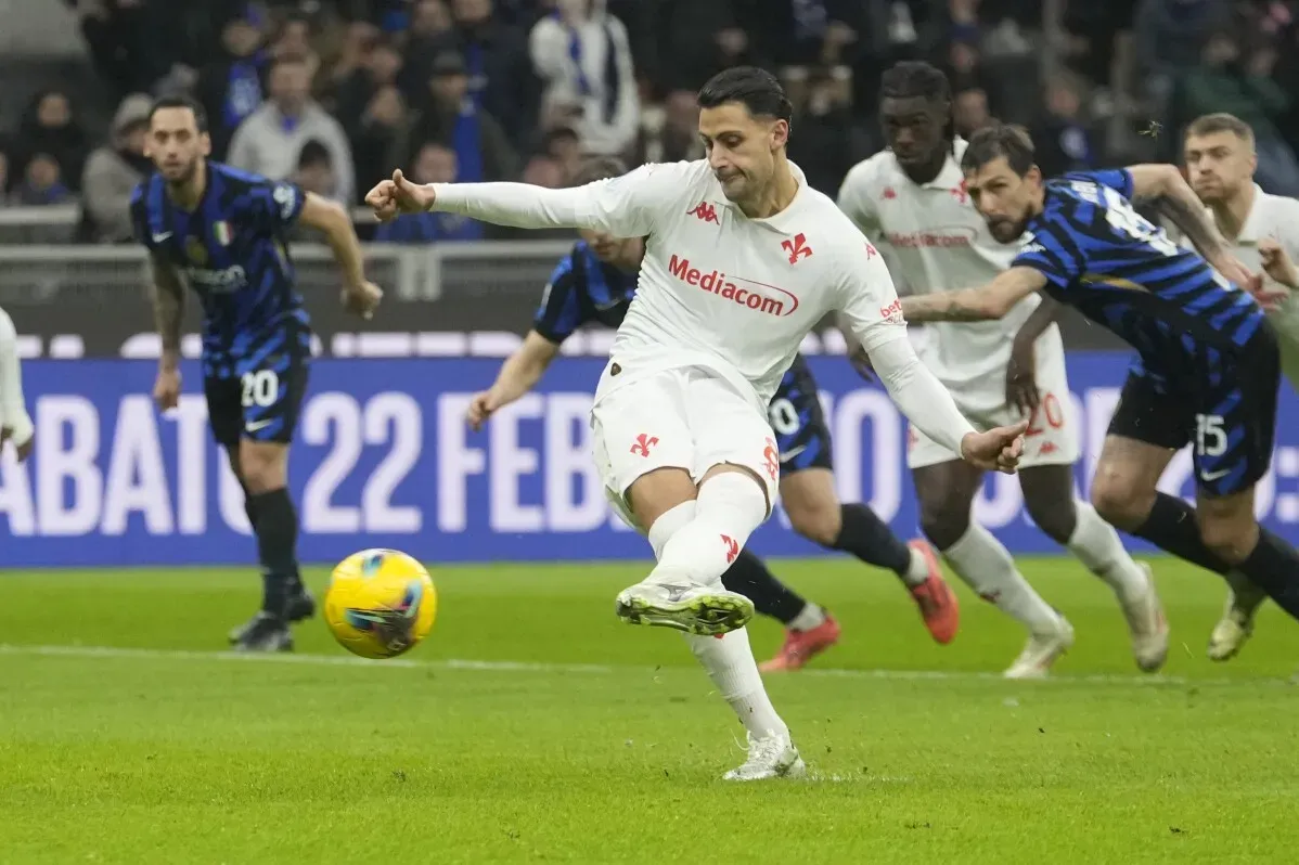 لاعب فيورنتينا رولاندو ماندراجورا يسدد ركلة جزاء خلال مباراة ضد إنتر ميلان في ملعب سان سيرو.