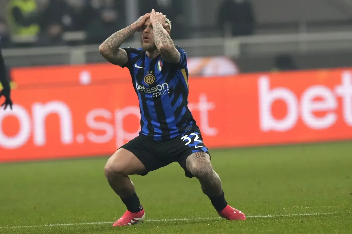 لاعب إنتر ميلان يظهر علامات الإحباط بعد التعادل 2-2 مع بولونيا في الدوري الإيطالي، مما يؤثر على مسيرته في المنافسة.