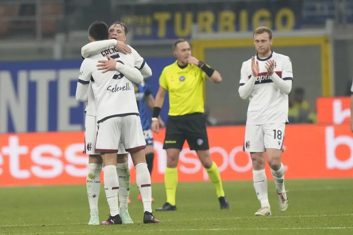احتفال لاعبي بولونيا بعد التعادل 2-2 مع إنتر ميلان في الدوري الإيطالي، مع وجود الحكم في الخلفية.
