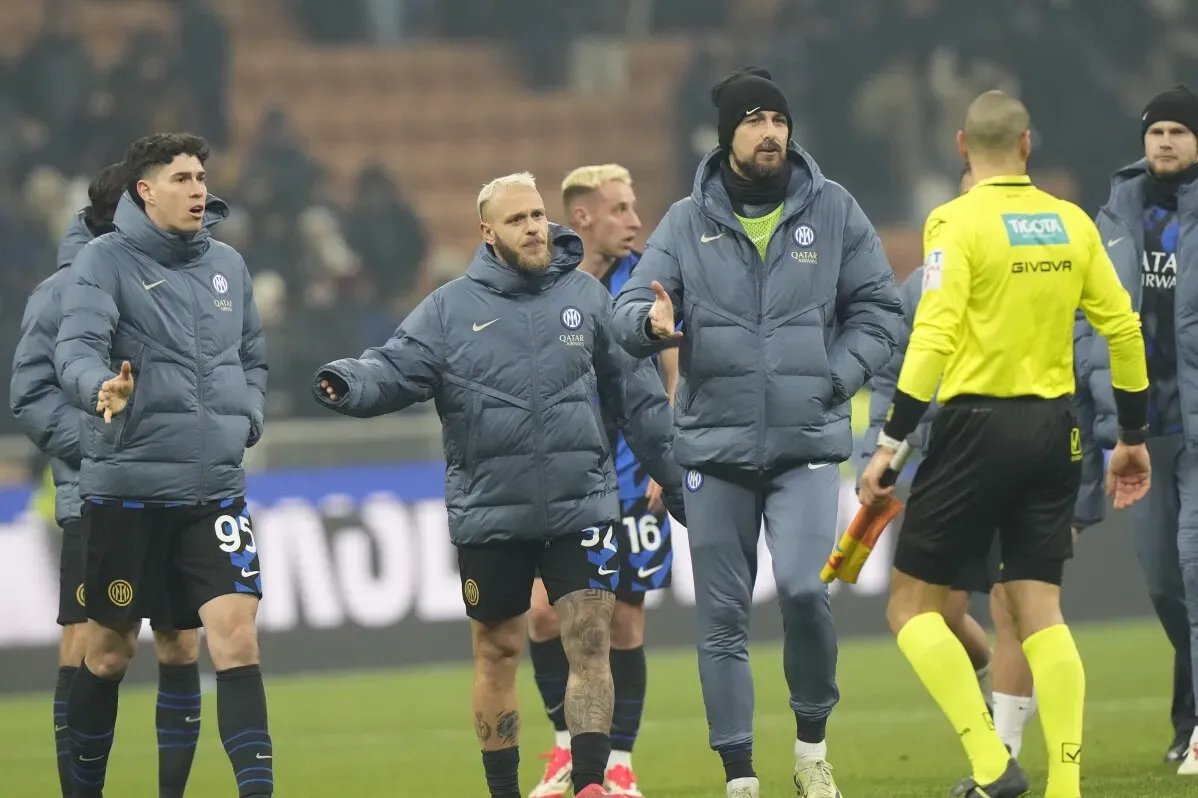 لاعبو إنتر ميلان يتحدثون مع الحكم بعد تعادلهم 2-2 مع بولونيا في الدوري الإيطالي، مما يؤثر على موقفهم في البطولة.