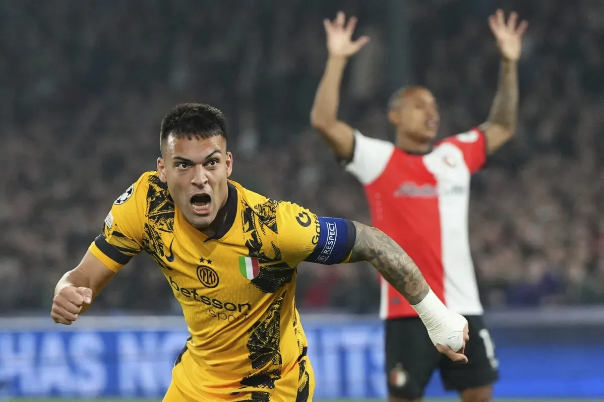 لاعب إنتر ميلان لاوتارو مارتينيز يحتفل بعد تسجيل هدفه في مرمى فينورد، معبرًا عن حماسه في دوري أبطال أوروبا.