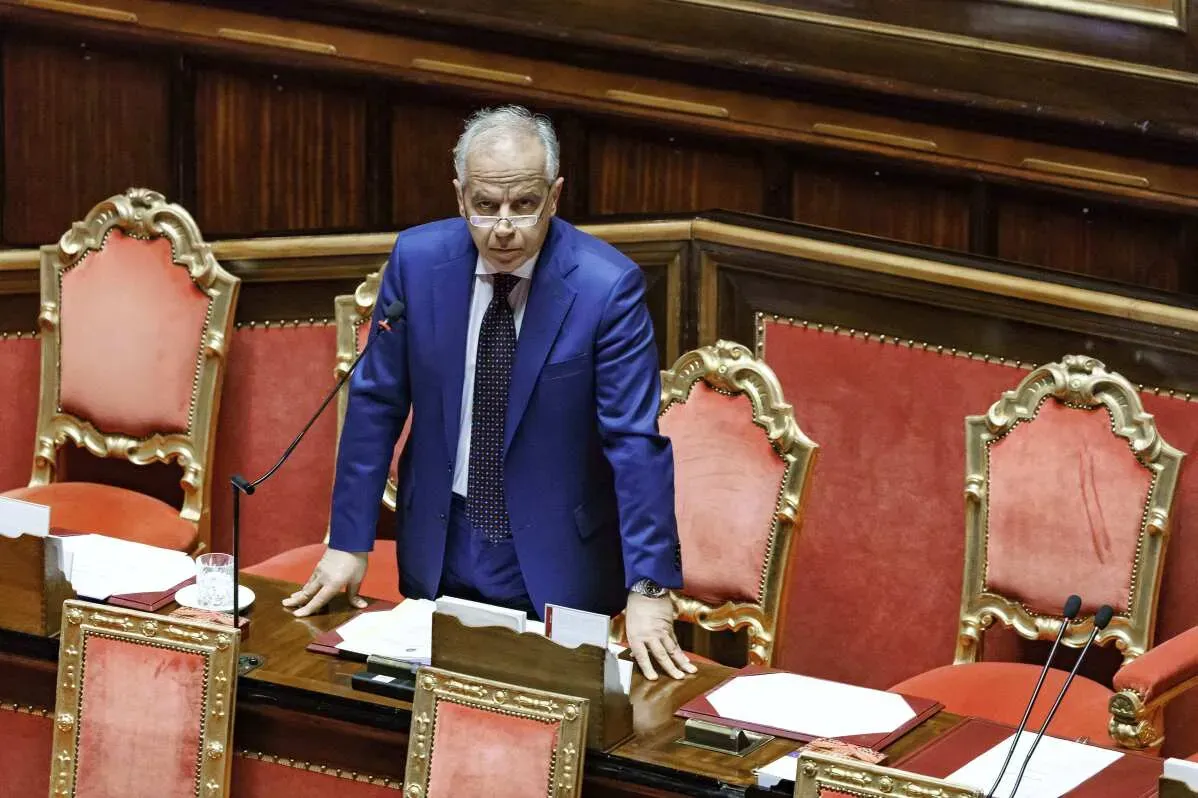 وزير العدل الإيطالي كارلو نورديو يتحدث في البرلمان حول قرار إعادة أسامة المصري إلى ليبيا بدلاً من تسليمه للمحكمة الجنائية الدولية.