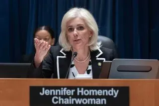 جينيفر هوميندي، رئيسة المجلس الوطني لسلامة النقل، تتحدث خلال جلسة استماع حول مخاطر حركة المروحيات بعد حادث تصادم طائرتين.