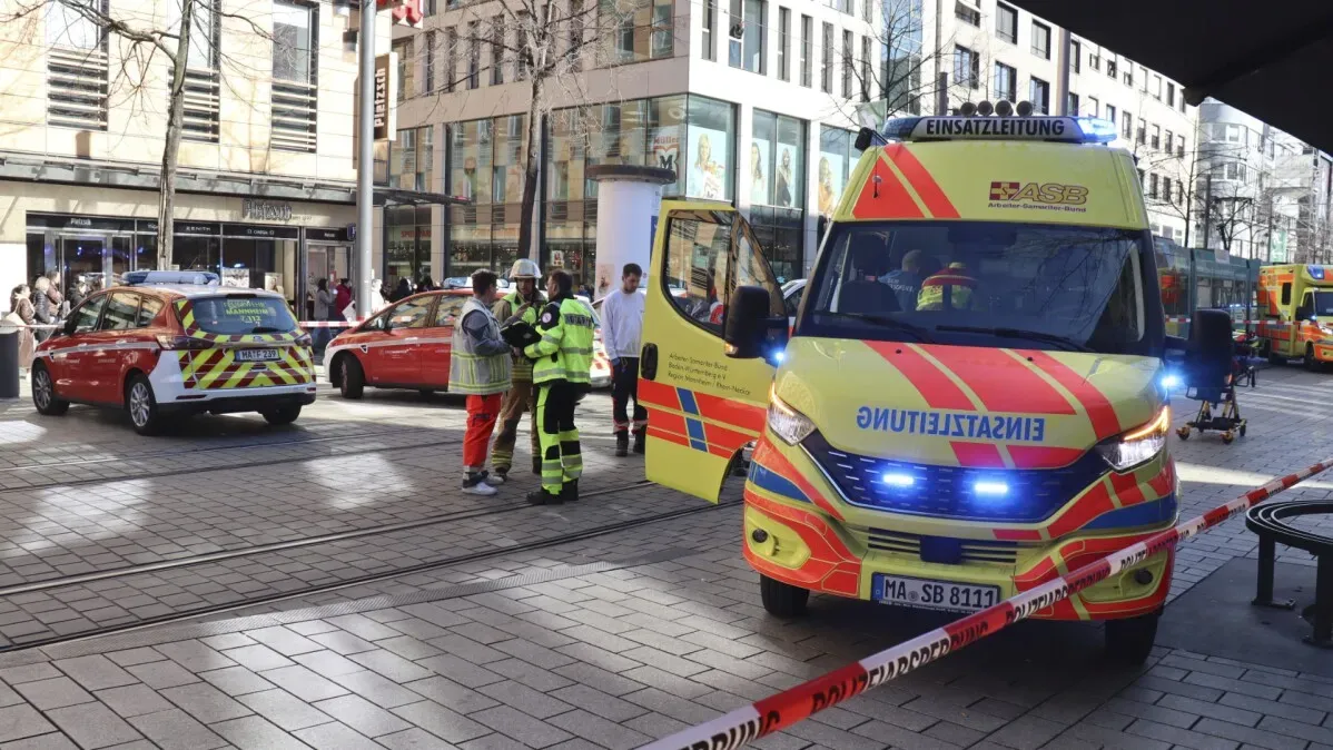 سيارة إسعاف ومركبات طوارئ في موقع حادث صدم في مانهايم، حيث تجمع رجال الإنقاذ بالقرب من حواجز الشرطة.