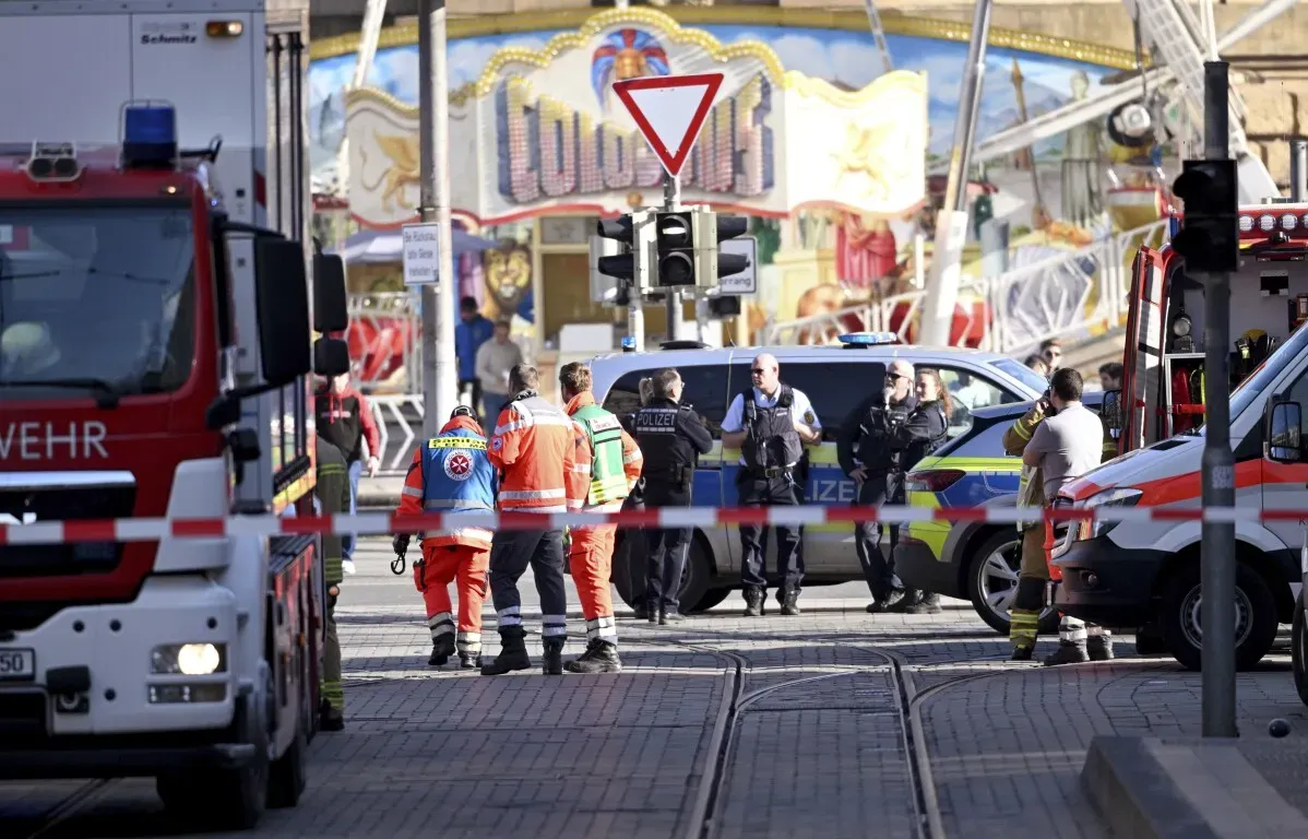 استجابة طبية في موقع حادث دهس في مانهايم، ألمانيا، حيث تجمع رجال الشرطة والإسعاف بعد صدم سيارة بحشد، مما أسفر عن وفاة شخصين وإصابة آخرين.