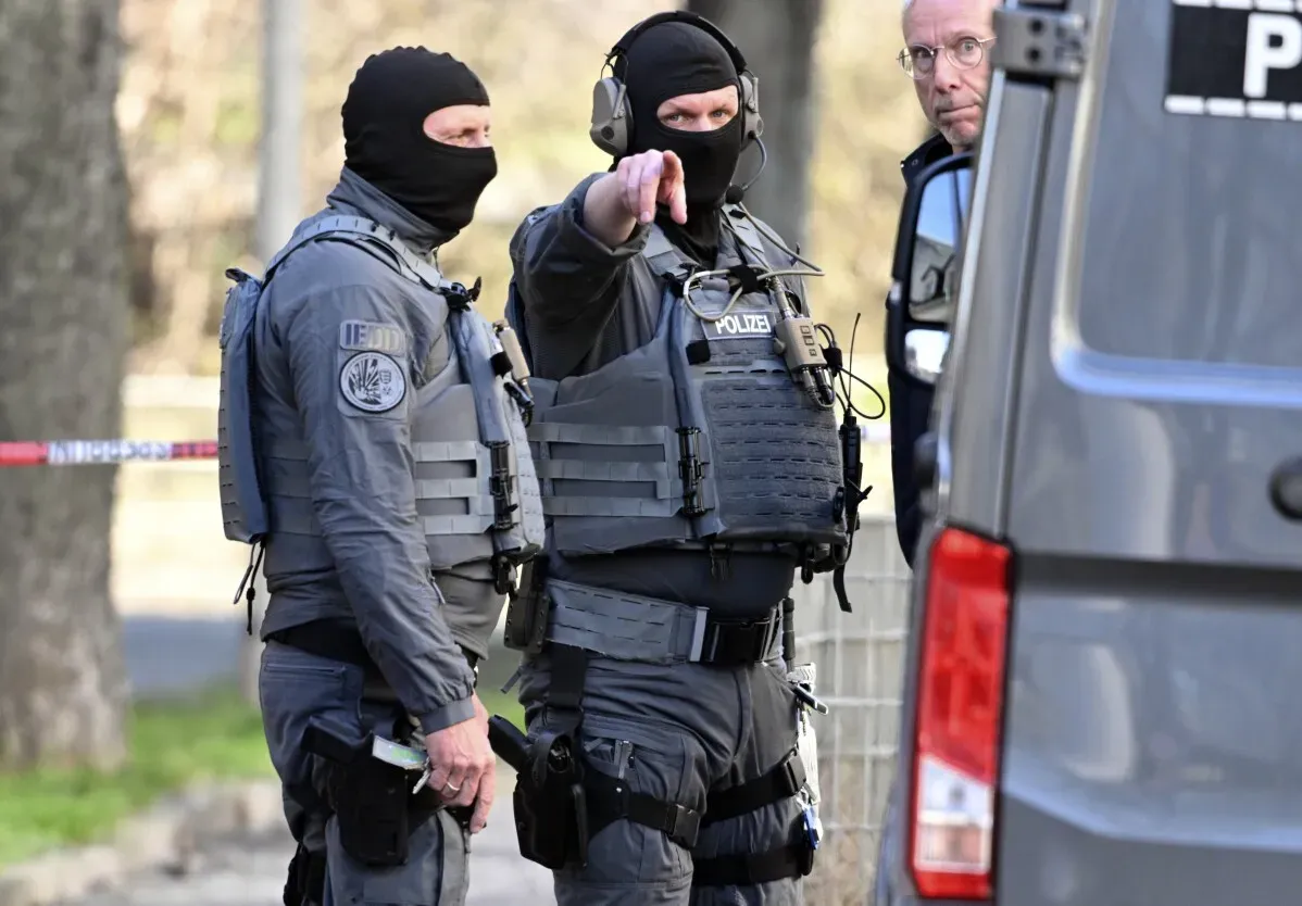رجال شرطة يرتدون زيًا عسكريًا يستعدون للتحقيق في حادث صدم بحشد في مانهايم، ألمانيا، حيث أسفر عن مقتل شخصين وإصابة 11 آخرين.