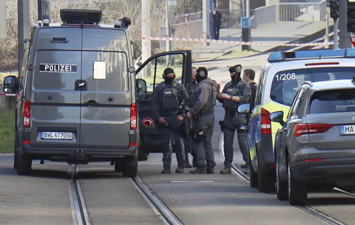 وجود عناصر الشرطة في موقع الحادث في مانهايم، ألمانيا، حيث وقع هجوم بسيارة أسفر عن مقتل شخصين وإصابة 11 آخرين.