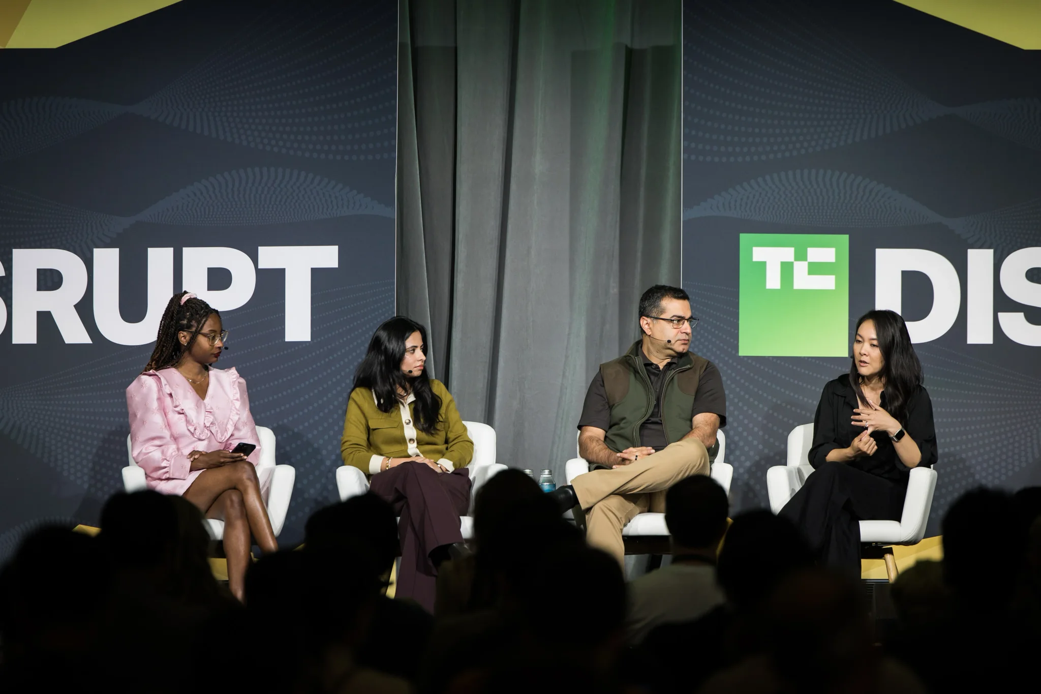 مناقشة مستثمرين في مؤتمر TechCrunch Disrupt حول تحديات جولة التمويل الاستثماري Series A ونصائح للمؤسسين في سوق رأس المال المغامر 2027.