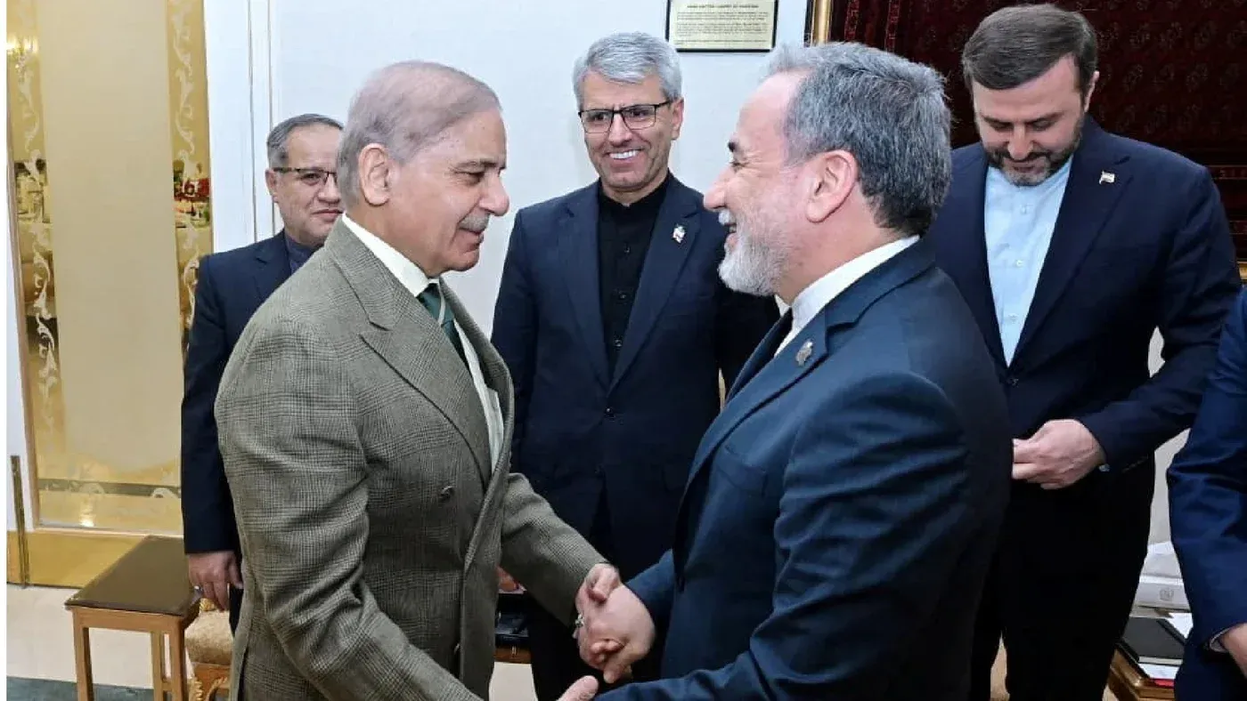 لقاء بين وزير الخارجية الإيراني عباس عراقجي ورئيس الوزراء الباكستاني شهباز شريف، يتبادلان التحيات خلال مناقشات حول إنهاء الحرب.