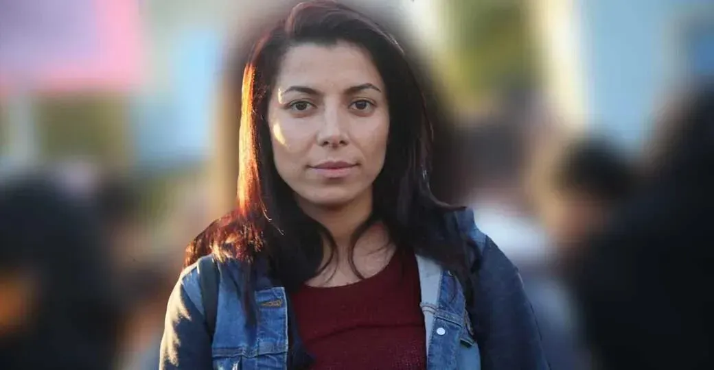ناشطة إيرانية تحمل ملامح القوة، تظهر في صورة تعكس التحدي والمقاومة، في سياق رسالة من السجن تدين الهجمات الإسرائيلية.