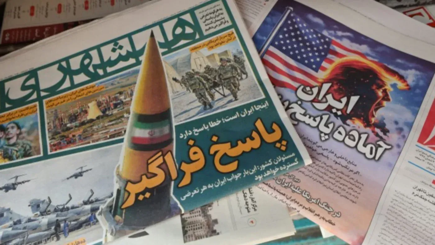 صحف إيرانية تتناول موضوعات سياسية وعسكرية، مع صورة لصاروخ وعبارات تتعلق بالتوترات مع الولايات المتحدة.