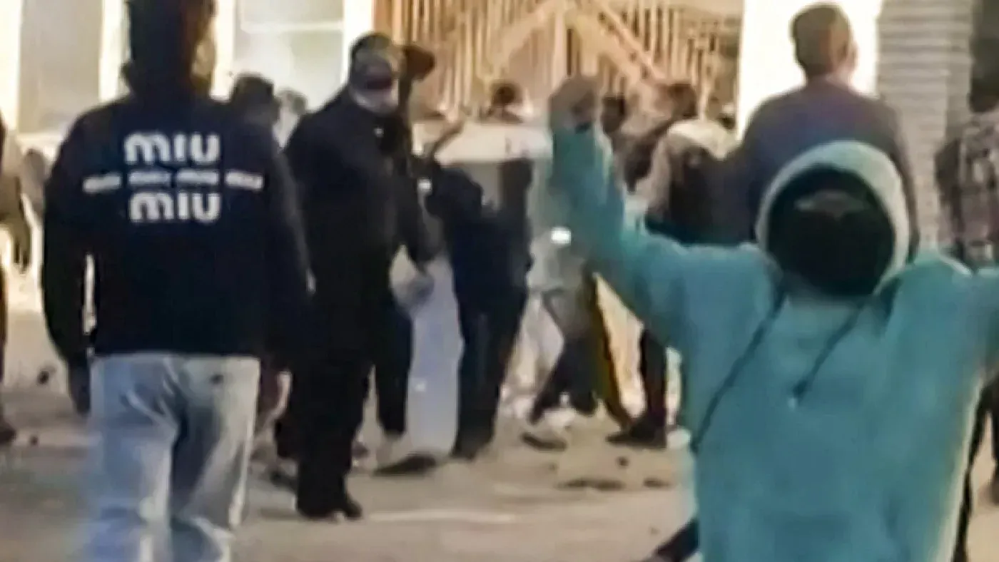 احتجاجات في إيران حيث يظهر متظاهرون في مواجهة قوات الأمن، مع تصاعد التوترات بعد مقتل عدة أشخاص خلال القمع.