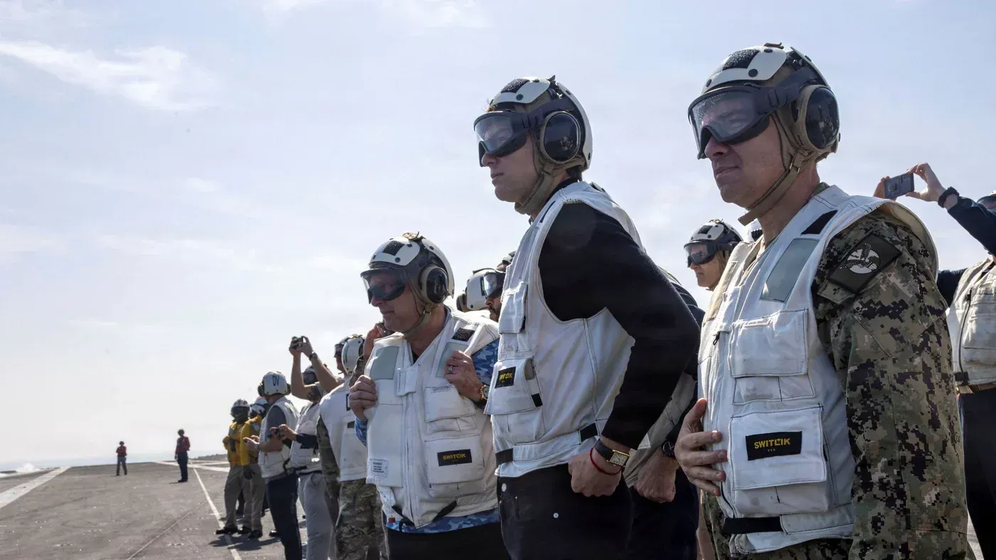 أفراد من الجيش الأمريكي يرتدون سترات واقية وخوذات، يتواجدون على متن حاملة الطائرات "يو إس إس أبراهام لينكولن" في بحر العرب.