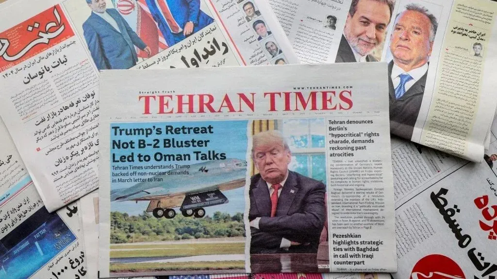 صورة لجريدة "طهران تايمز" تتصدرها عنوان عن محادثات عمان النووية وترامب، محاطة بعدد من الصحف الأخرى.