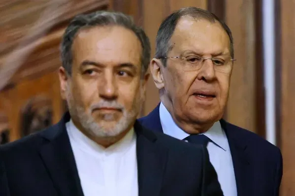 اجتماع بين وزير الخارجية الإيراني عباس عراقجي ونظيره الروسي سيرغي لافروف، حيث يناقشان التعاون حول البرنامج النووي الإيراني.