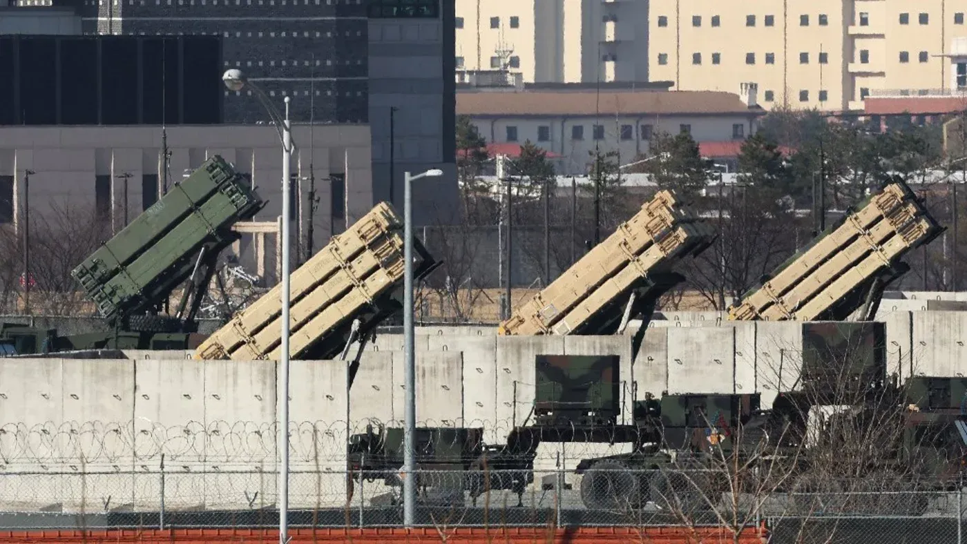 منظومة صواريخ اعتراضية إسرائيلية مثبتة على قاعدة عسكرية، تعكس التحديات الحالية في مواجهة التهديدات الإيرانية.