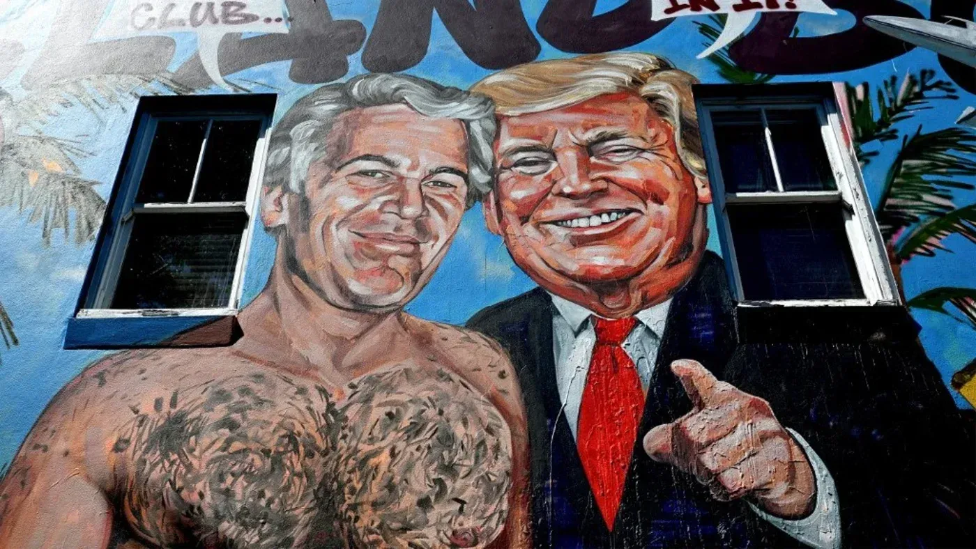 جدارية تظهر رسمًا لجيفري إبشتاين ودونالد ترامب، تعكس الجدل حول العلاقات السياسية والأخلاقية في السياق الإيراني.