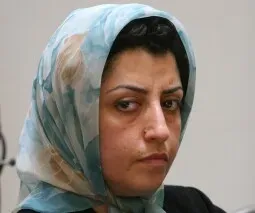 نرجس محمدي، الناشطة الحقوقية الإيرانية، تبدو شاحبة الوجه ومرهقة، تعكس حالتها الصحية الحرجة بعد نقلها إلى المستشفى.